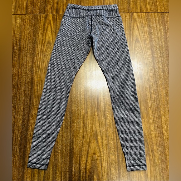Lululemon B&W size 4 - Picture 2 of 4